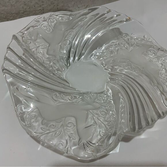 MIKASA CHRISTMAS MEDLEY FROSTED/CLEAR CRYSTAL BON BON/CANDY PLATE/DISH. 9”X 2”G9 - Picture 9 of 10